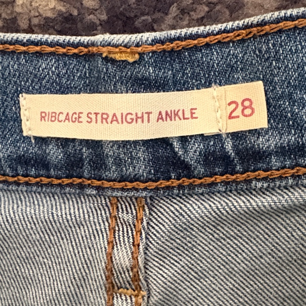 Levi's Ribcage Ankle Jeans - Picture 3 of 10